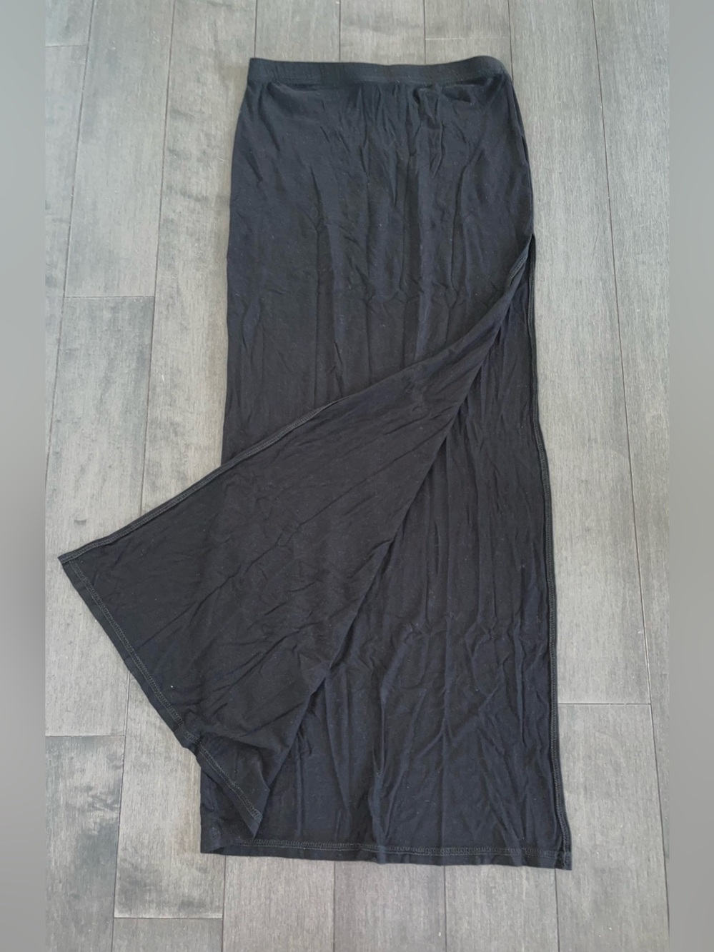Black skirt w/ side slit.